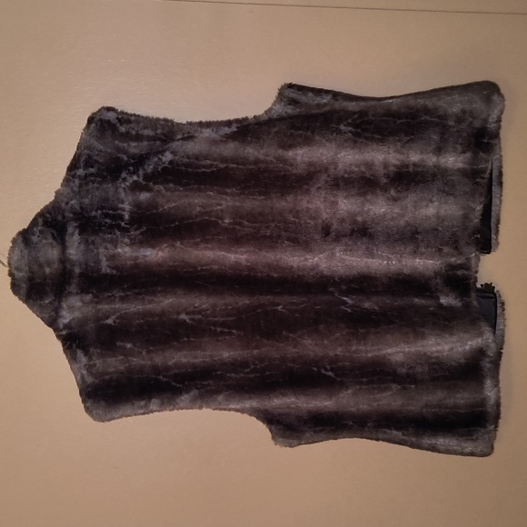 Reversible Faux fur Vest - Picture 3 of 7